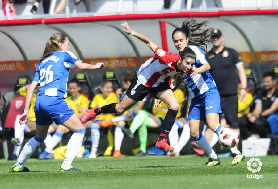  Nekane Díez batalla con dos jugadoras del RCD Espanyol en Lezama.