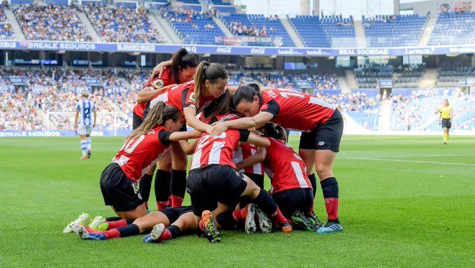  Las leonas festejan el gol de Nekane Díez en un derbi vasco en Anoeta.