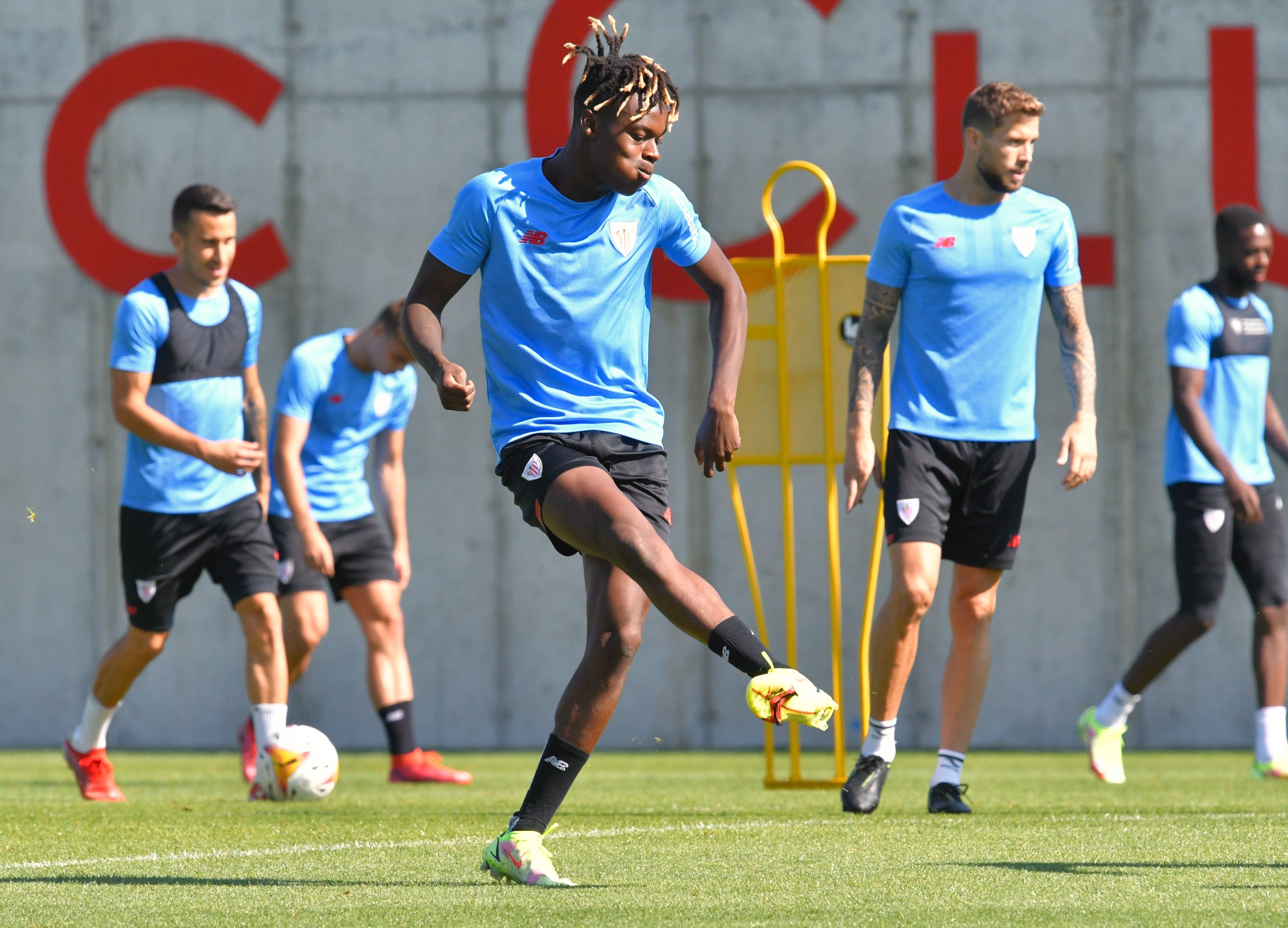  Nico Williams golpea el balón en Lezama.