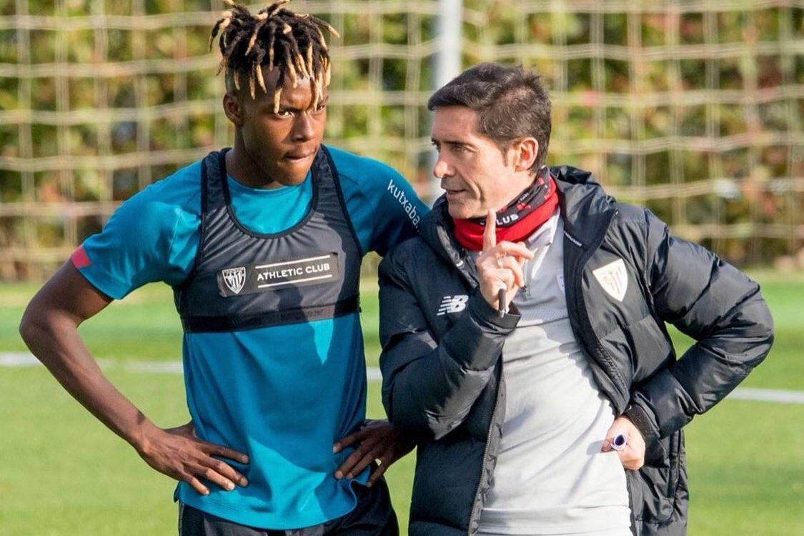 Nico Williams, aún en edad juvenil, atiende a Marcelino García Toral en Lezama.