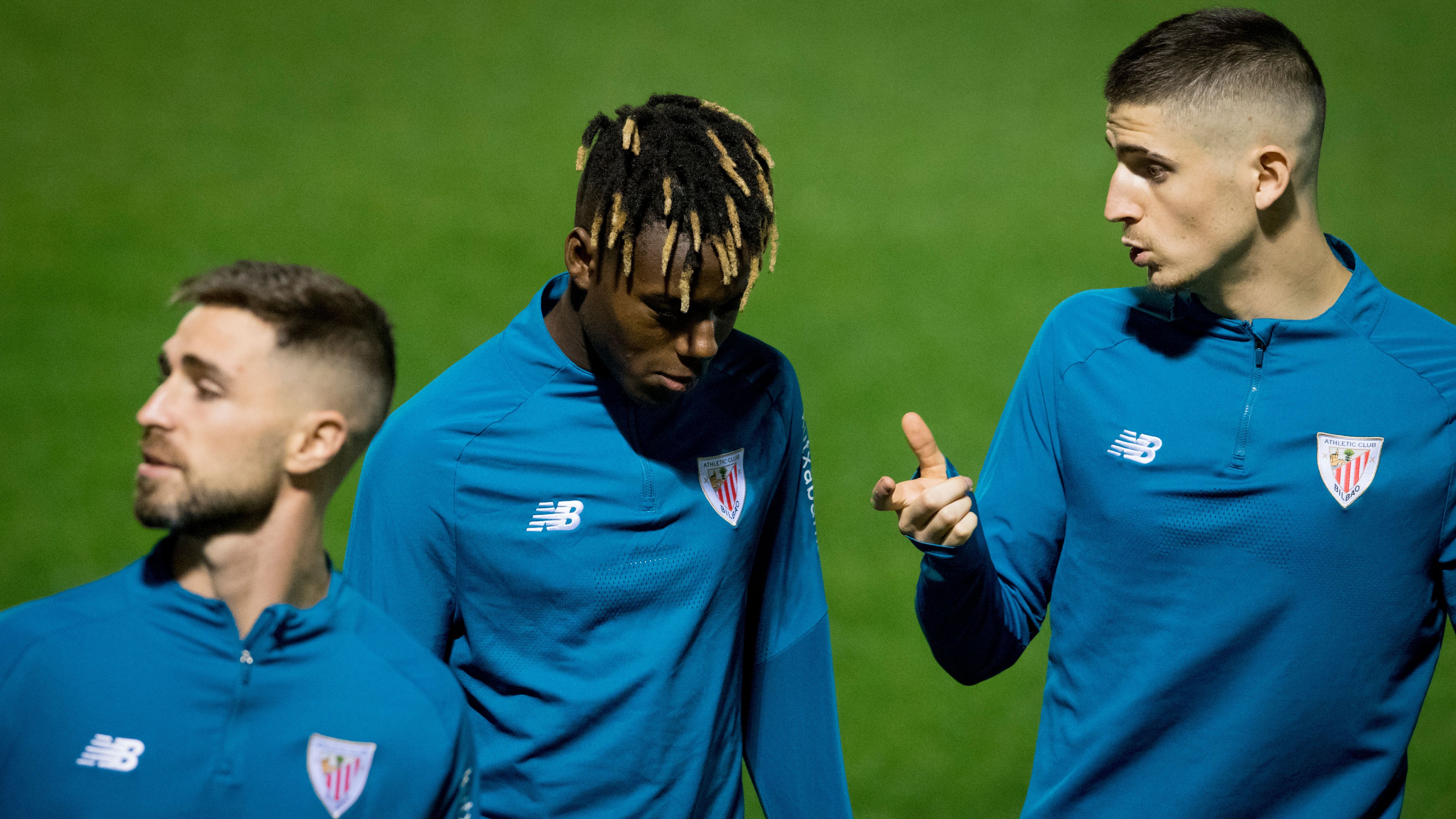  Nico Williams aconsejado por Oihan Sancet en Lezama.