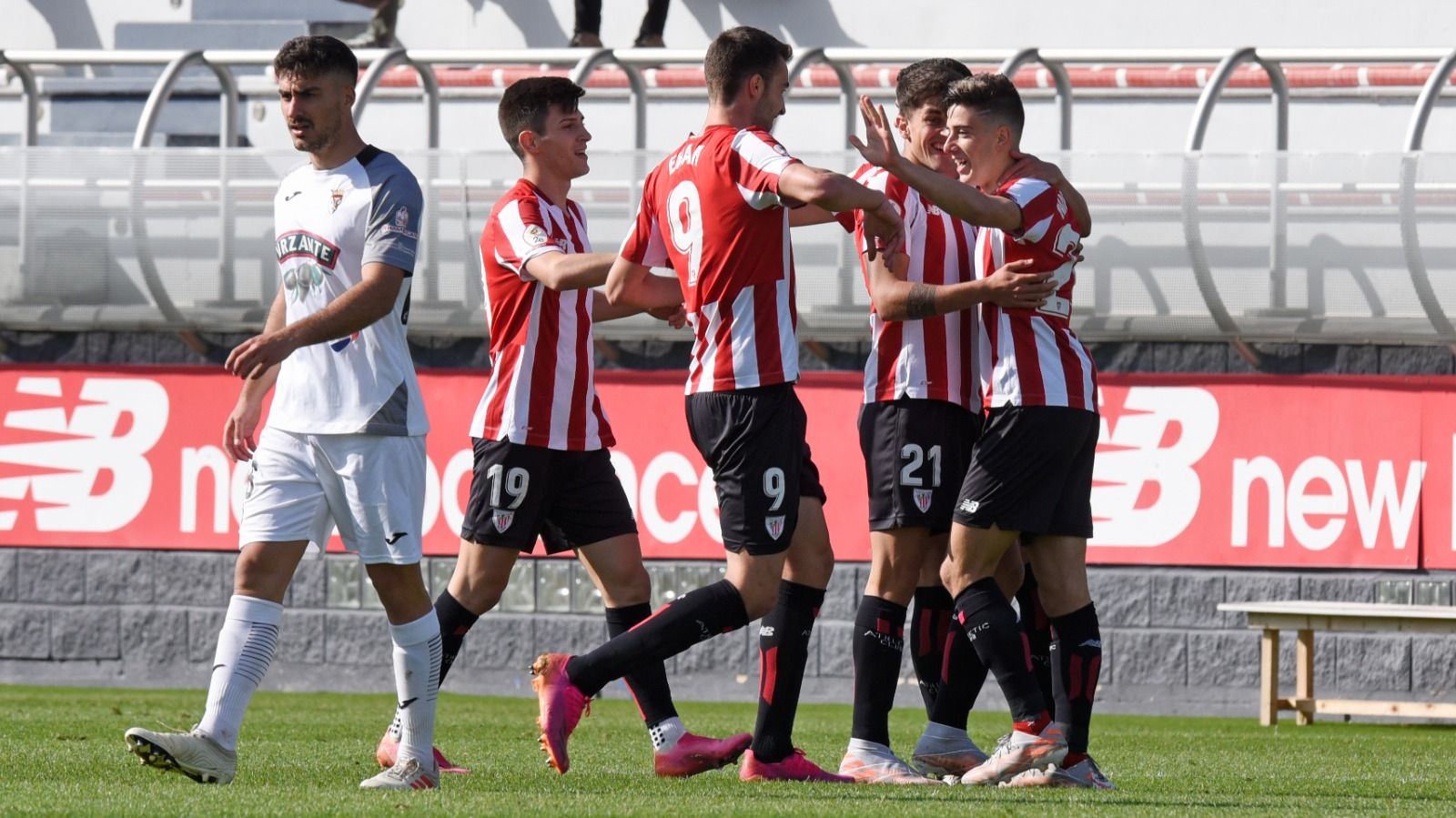  Nico Serrano celebra uno de sus goles ante el Tudelano en Lezama.