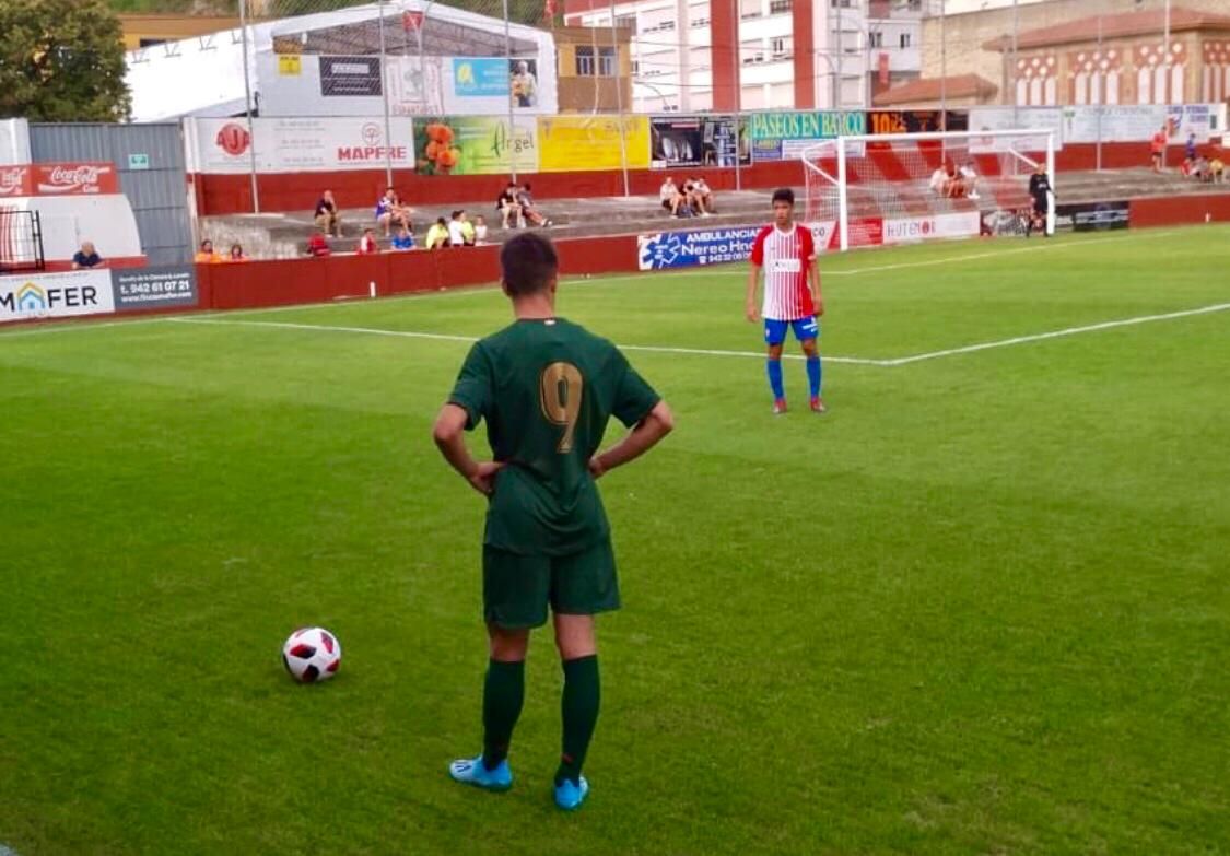  El juvenil del Athletic Nico Serrano a punto de botar una falta en Laredo.