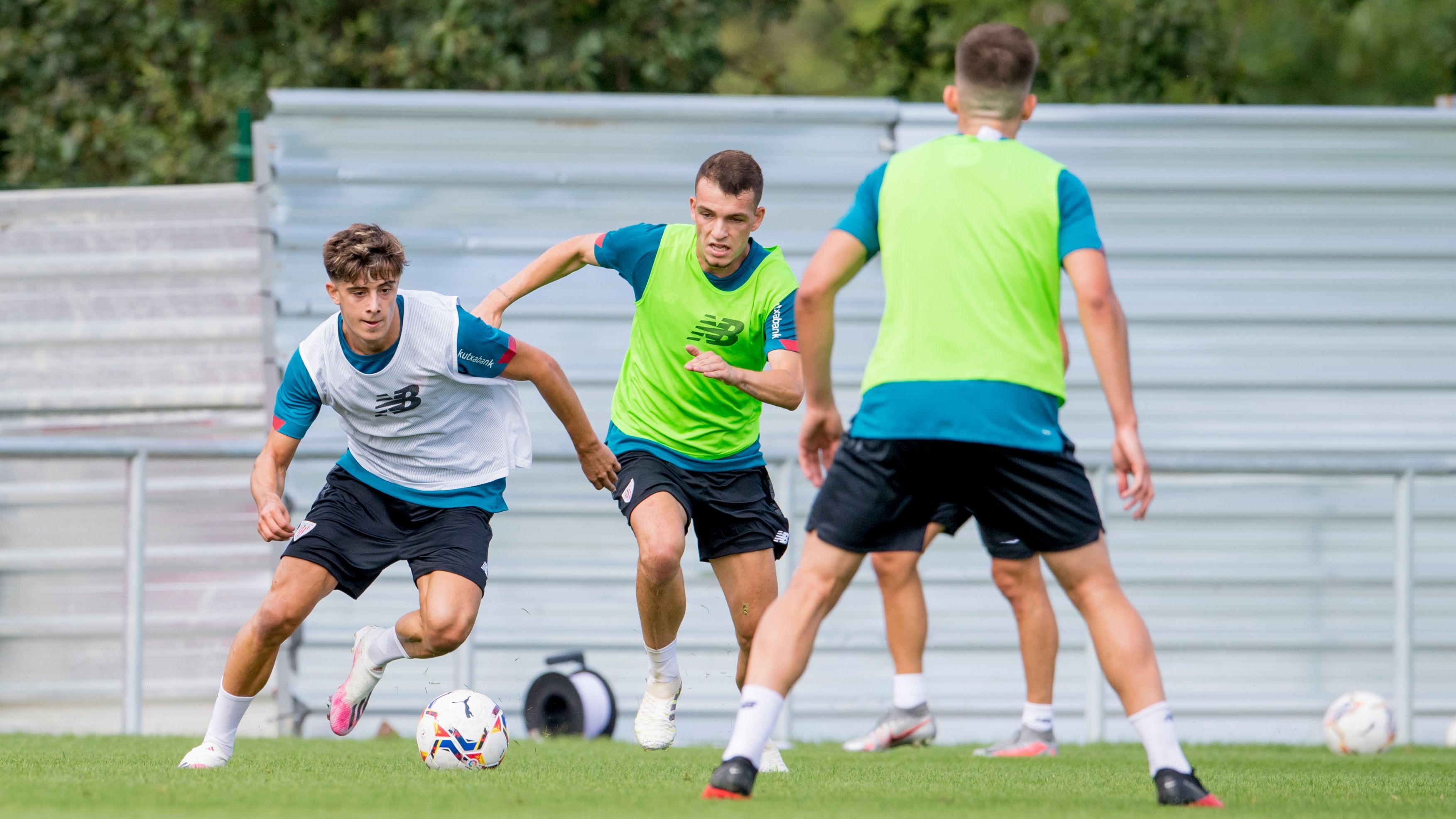 Iñigo Vicente persigue al juvenil Nico Serrano en Lezama.