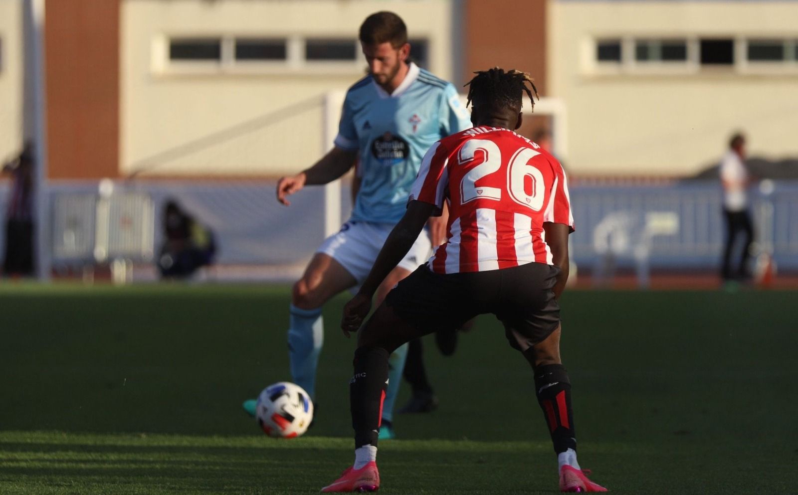  Nico Williams defiende ante el Celta B en el cruce del Play Off.