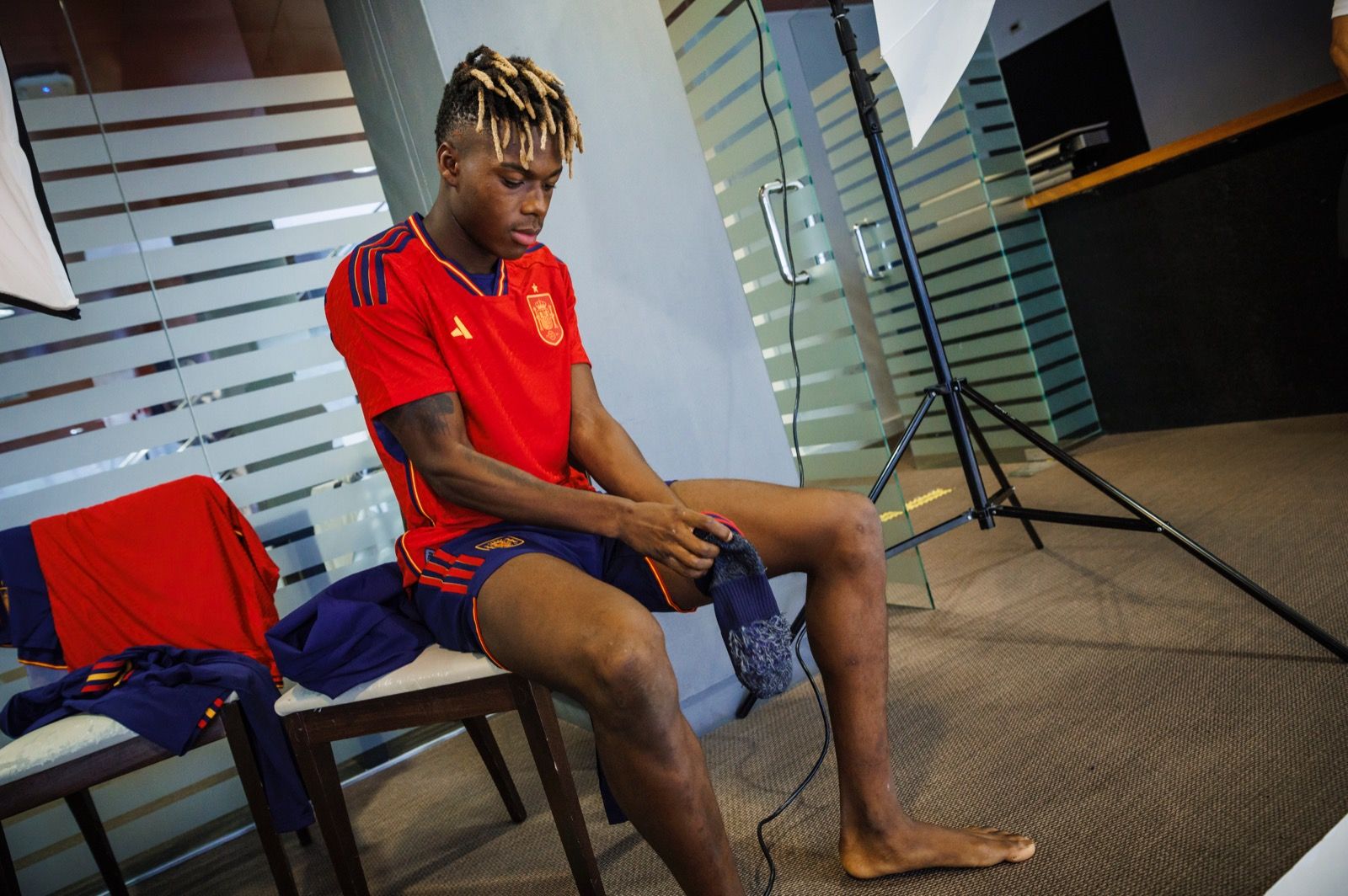  Nico Williams vistiéndose con la selección española(Foto: @sefutbol).