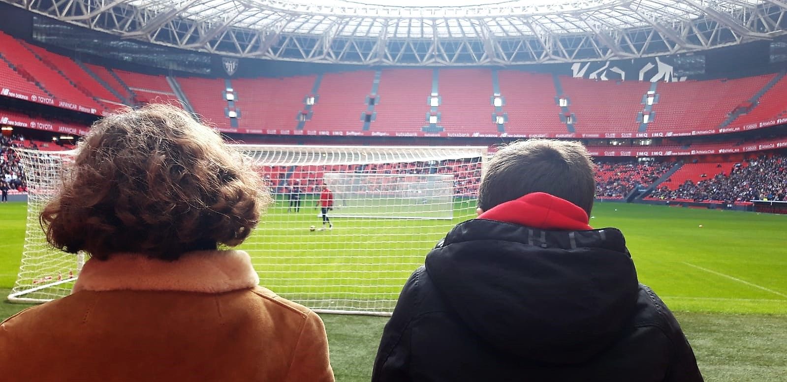  Niños siguen el entrenamiento del Athletic Club de este lunes, 2 de enero, en San Mamés.