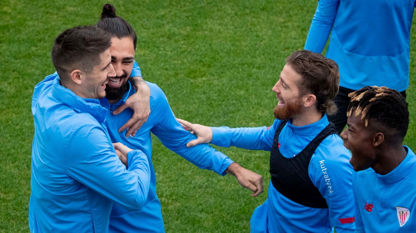 Sancet y Muniain reciben a Peru Nolaskoain en Lezama.