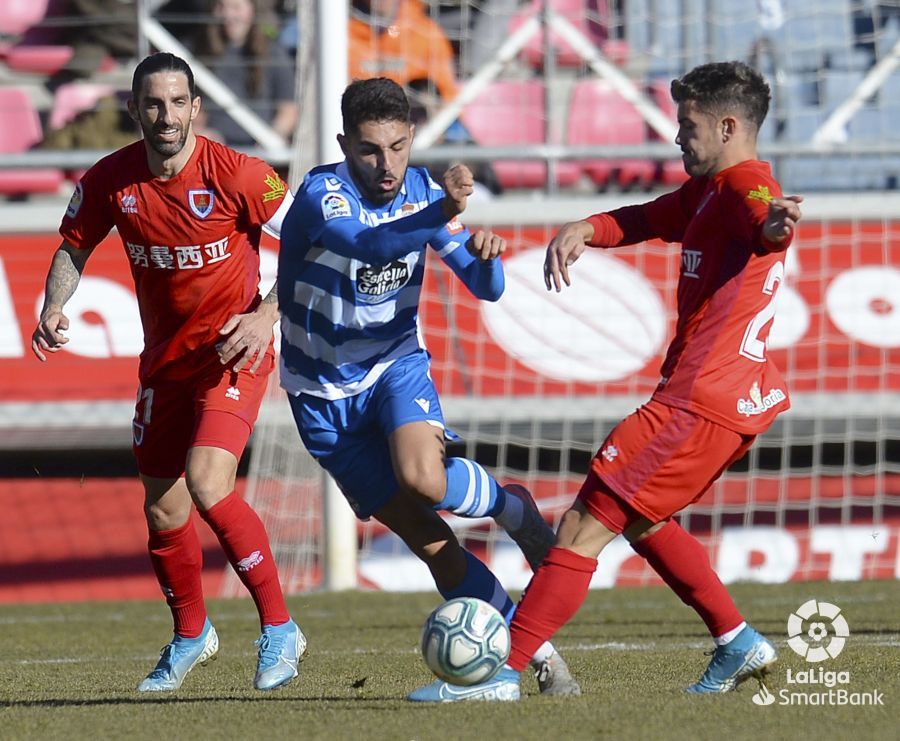 Peru Nolaskoain conduce el balón en el Numancia-Deportivo.