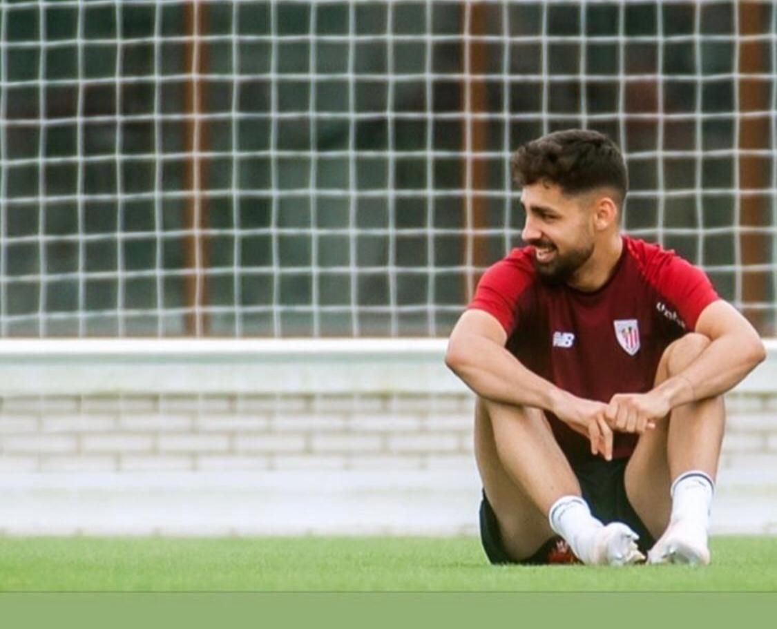 Peru Nolaskoain sentado en el césped de Lezama..