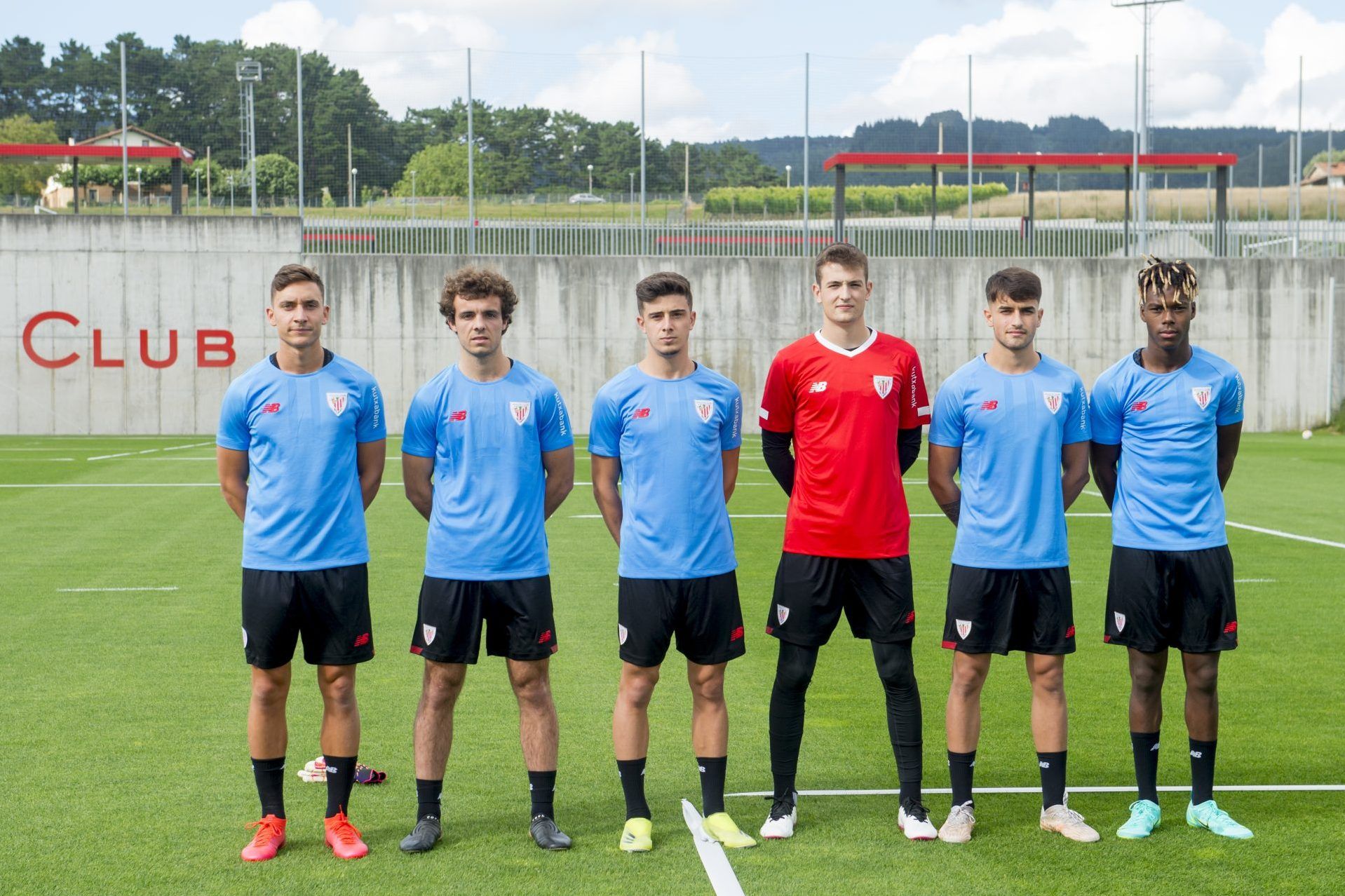  Álex Petxarroman y los cinco cachorros del filial posan en Lezama antes de entrenar con Marcelino.