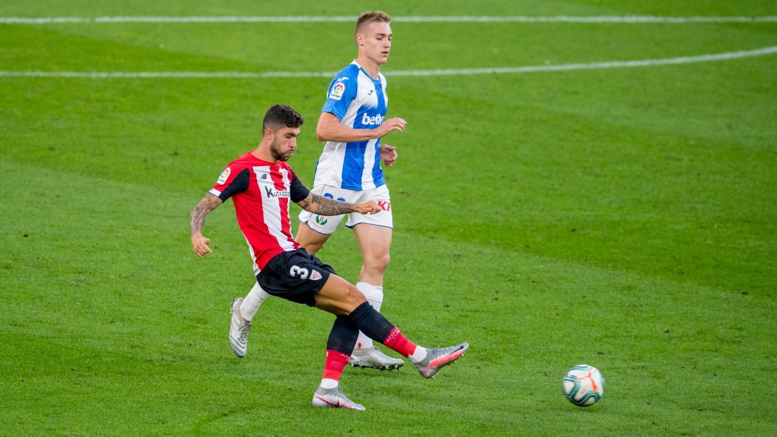 Núñez golpea el esférico ante la presencia de un rival.