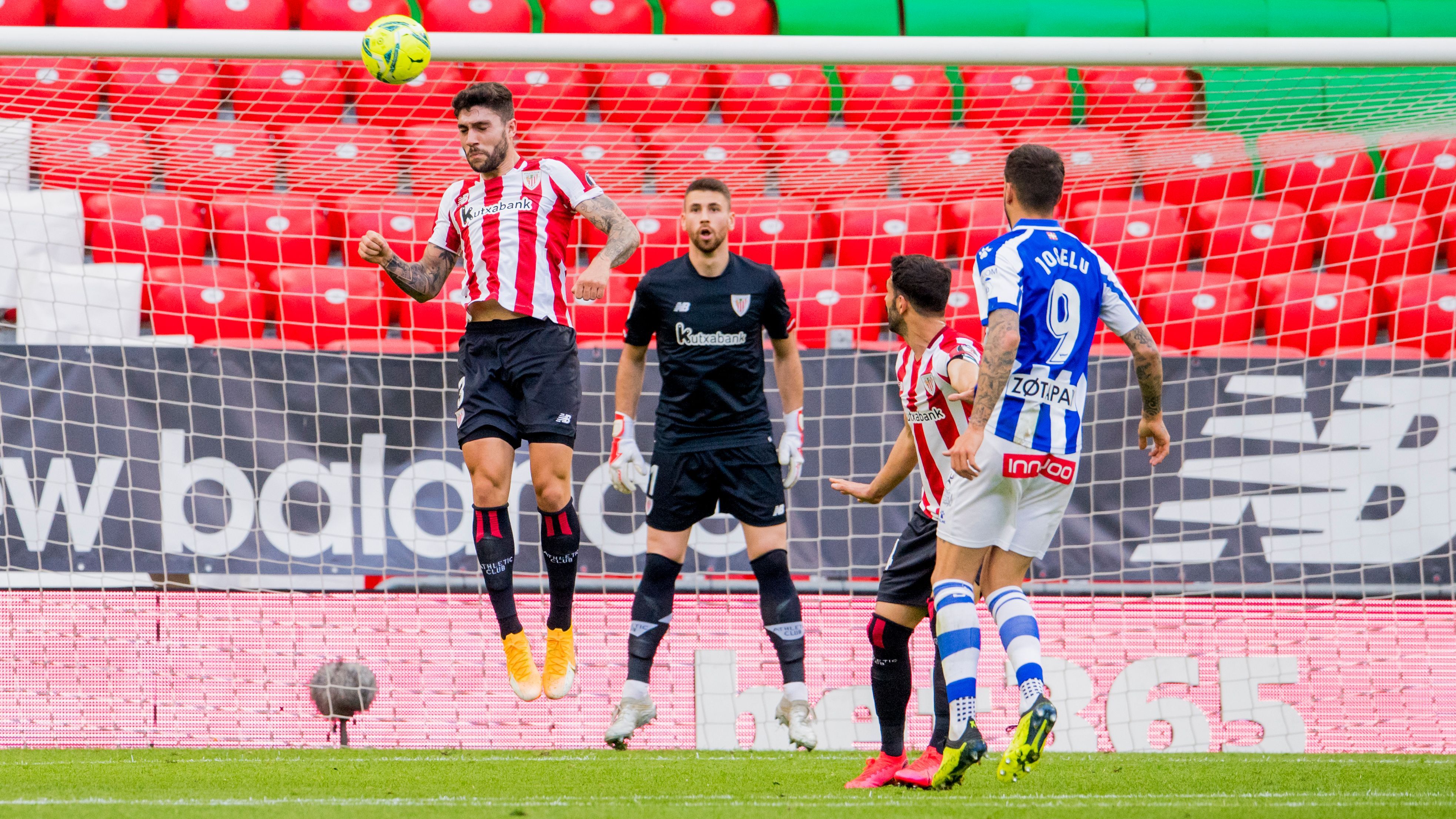 Unai Núñez despeja ante el Alavés en San Mamés.