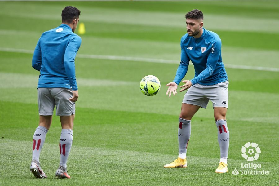  El central Unai Núñez calienta para ser titular este domingo en Ipurua.