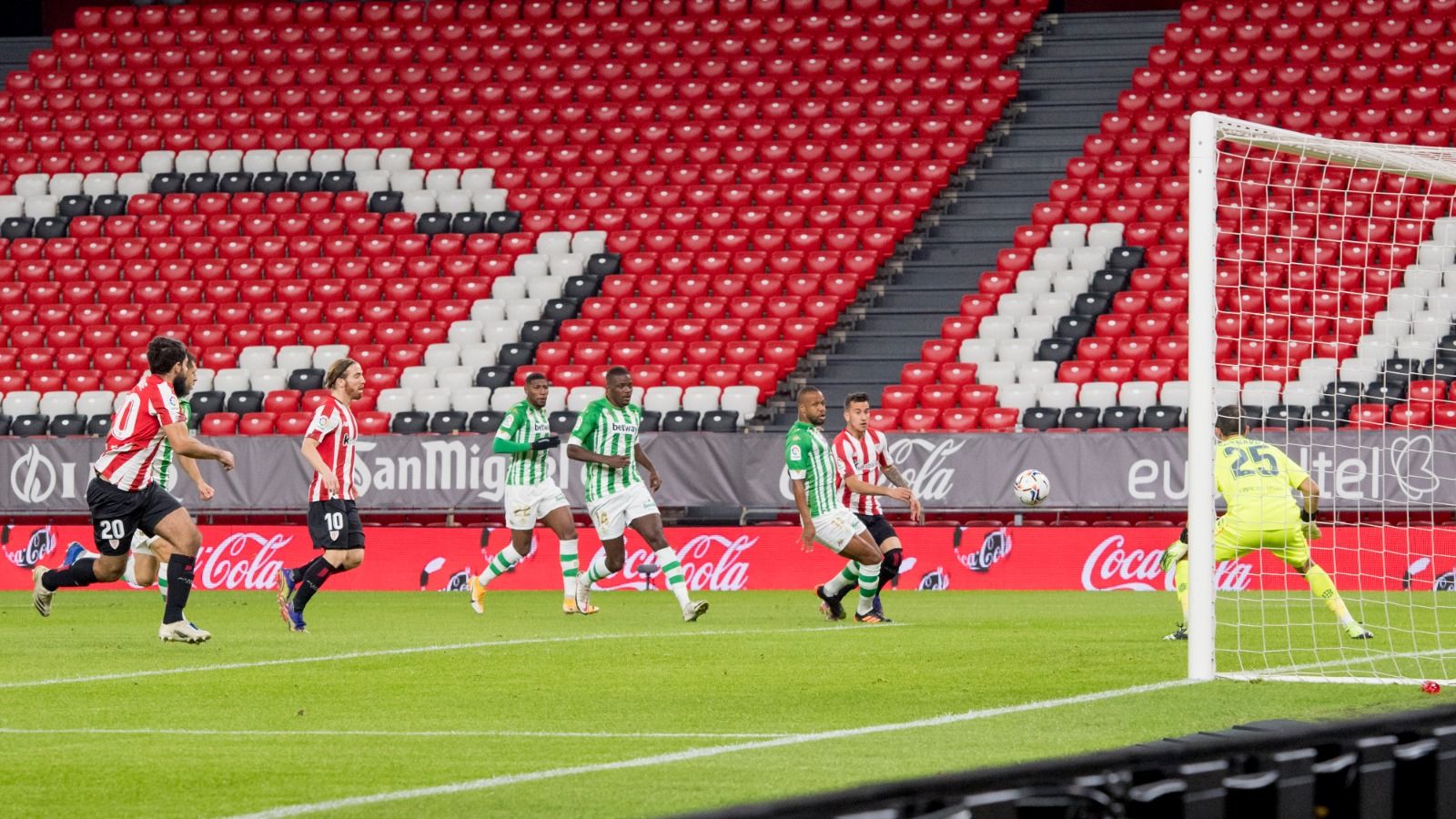 Ocasión de Álex Berenguer ante el Betis.