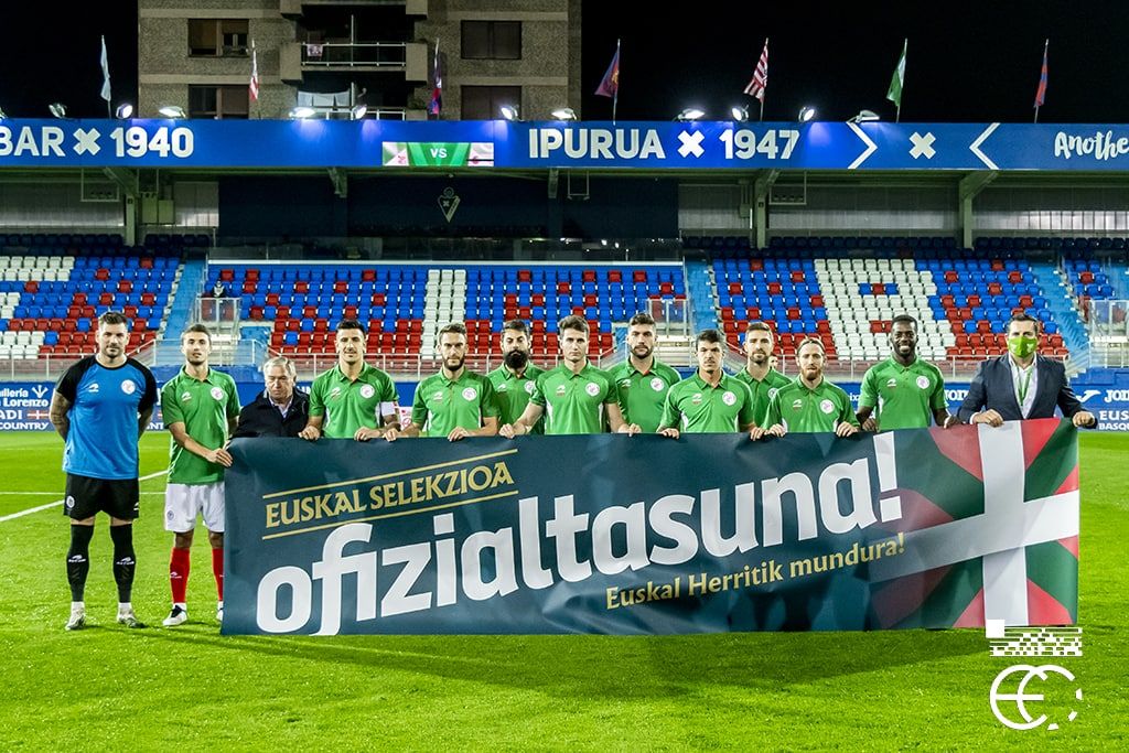 Javier Clemente con sus jugadores en Ipurua.