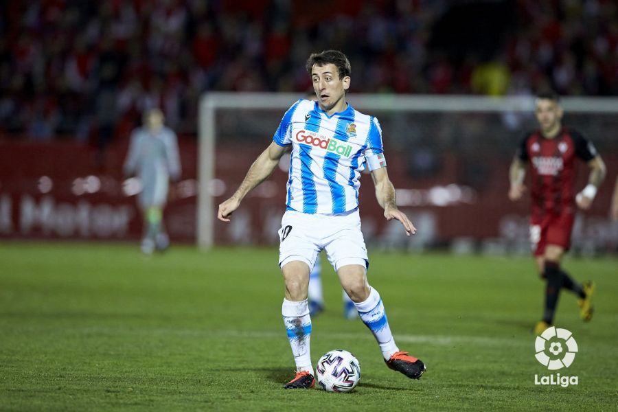  Oyarzabal avanza con el esférico durante el Mirandés-Real Sociedad.