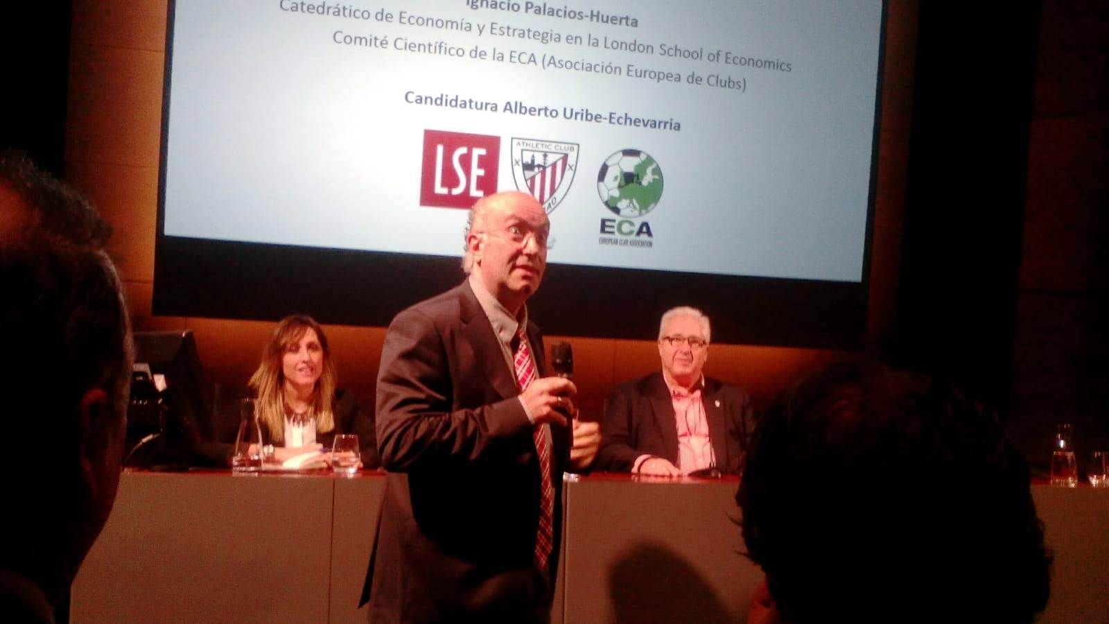  Ignacio Palacios-Huerta durante su larga exposición sobre Lezama.