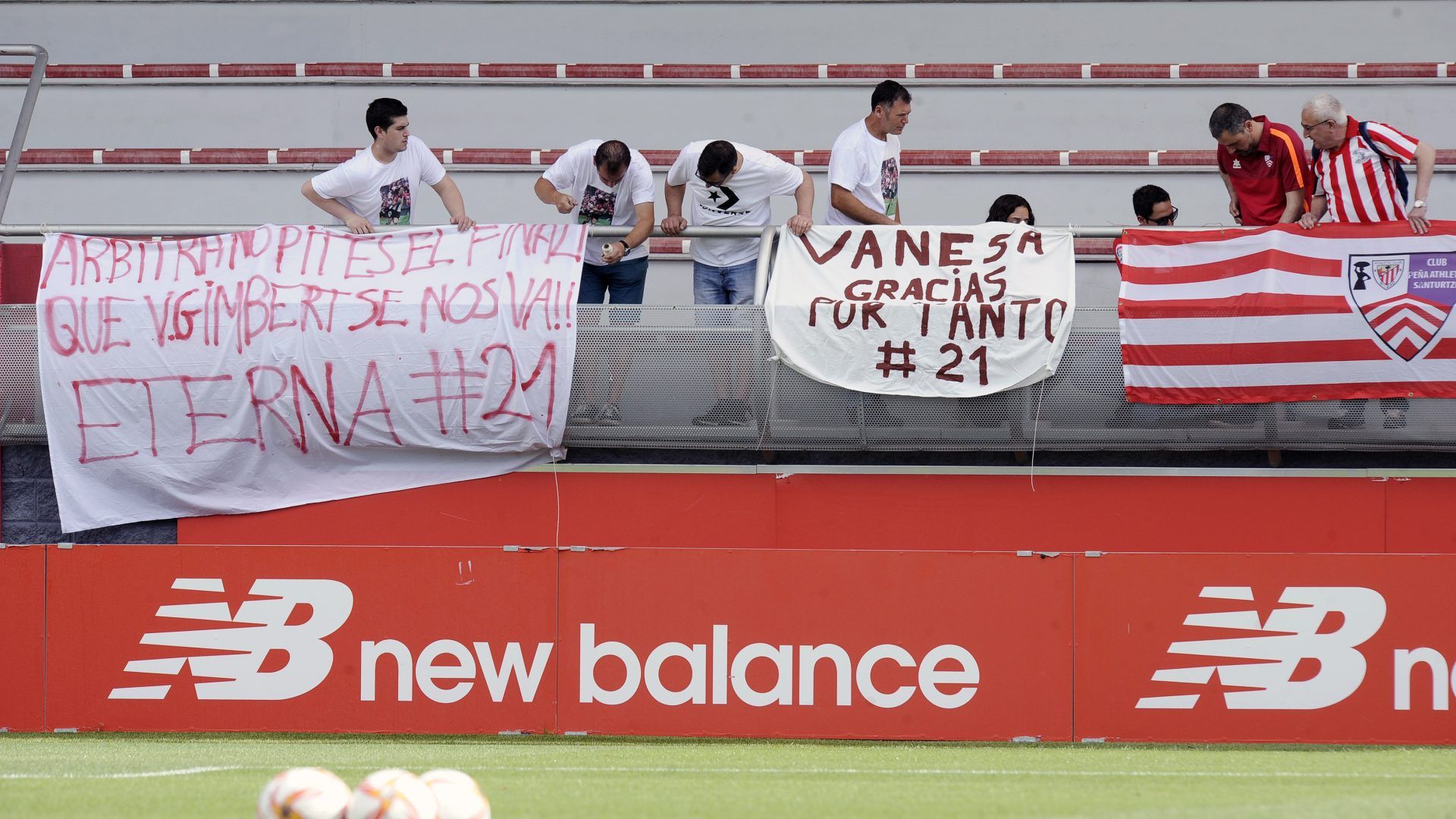 Pancartas en Lezama para Erika Vázquez y Vanesa Gimbert.