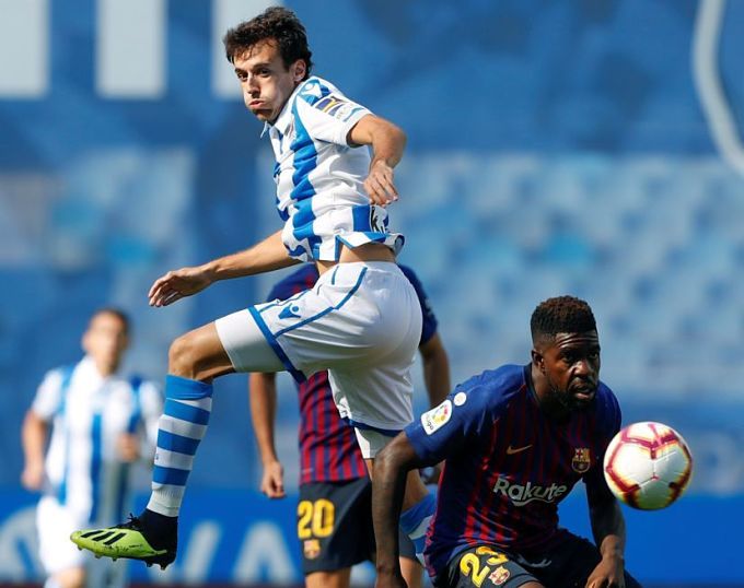  Rubén Pardo y Umtiti, en una acción en Anoeta durante el Real Sociedad-Barcelona.