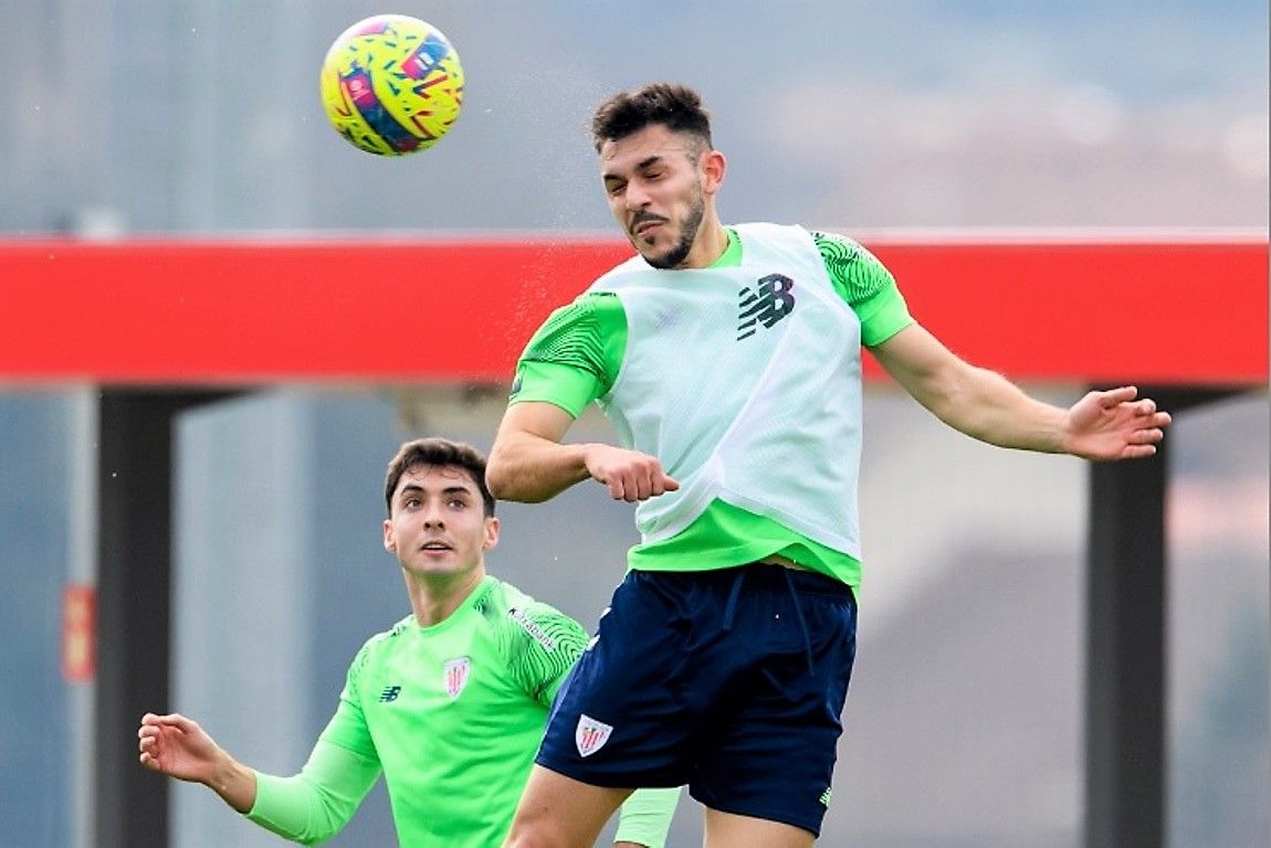  El central Aitor Paredes salta sobre Oier Zarraga en un entrenamiento Lezama.