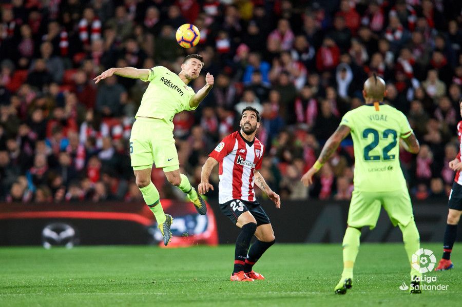  Raúl García espera al posible fallo en el despeje en un balón colgado en su busca.