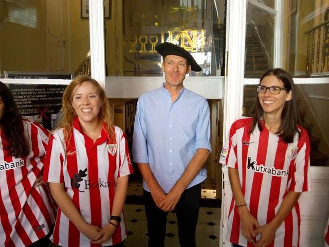  Paul Giblin en la ceremonia de entrega del premio “Un león en el foro” en la Euskal Etxea de Madrid.