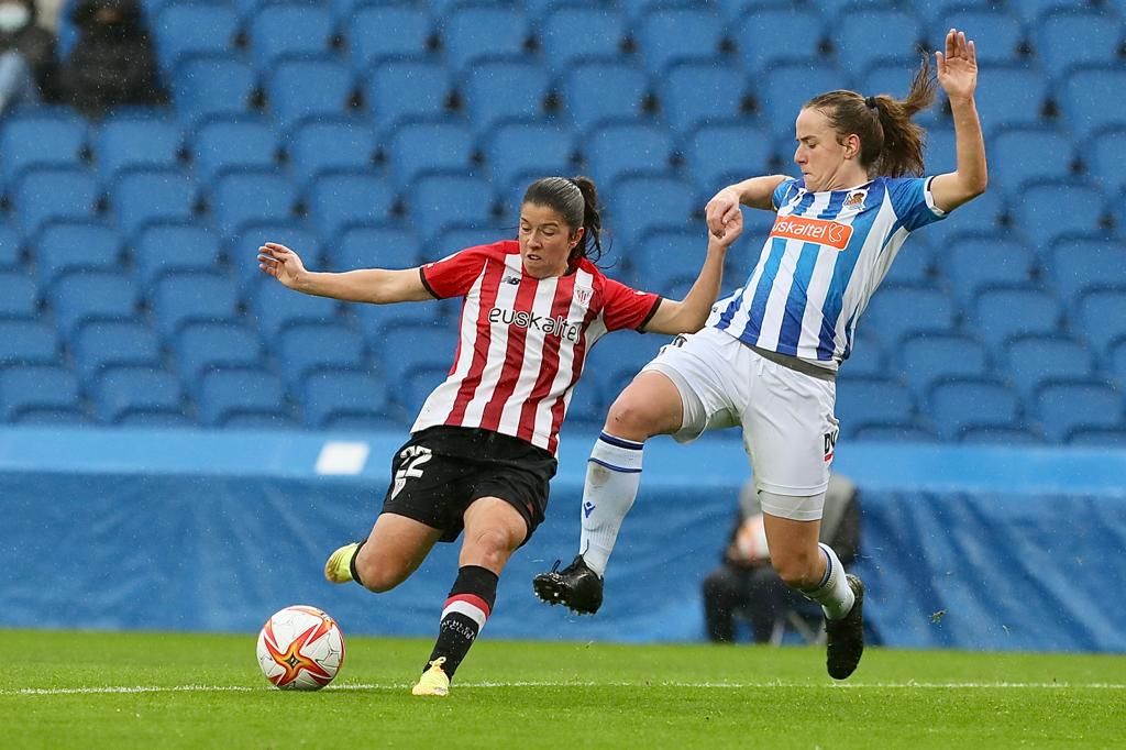 'Peke', Ainize Barea, dispara en el derbi femenino ante la Real Sociedad de Anoeta.