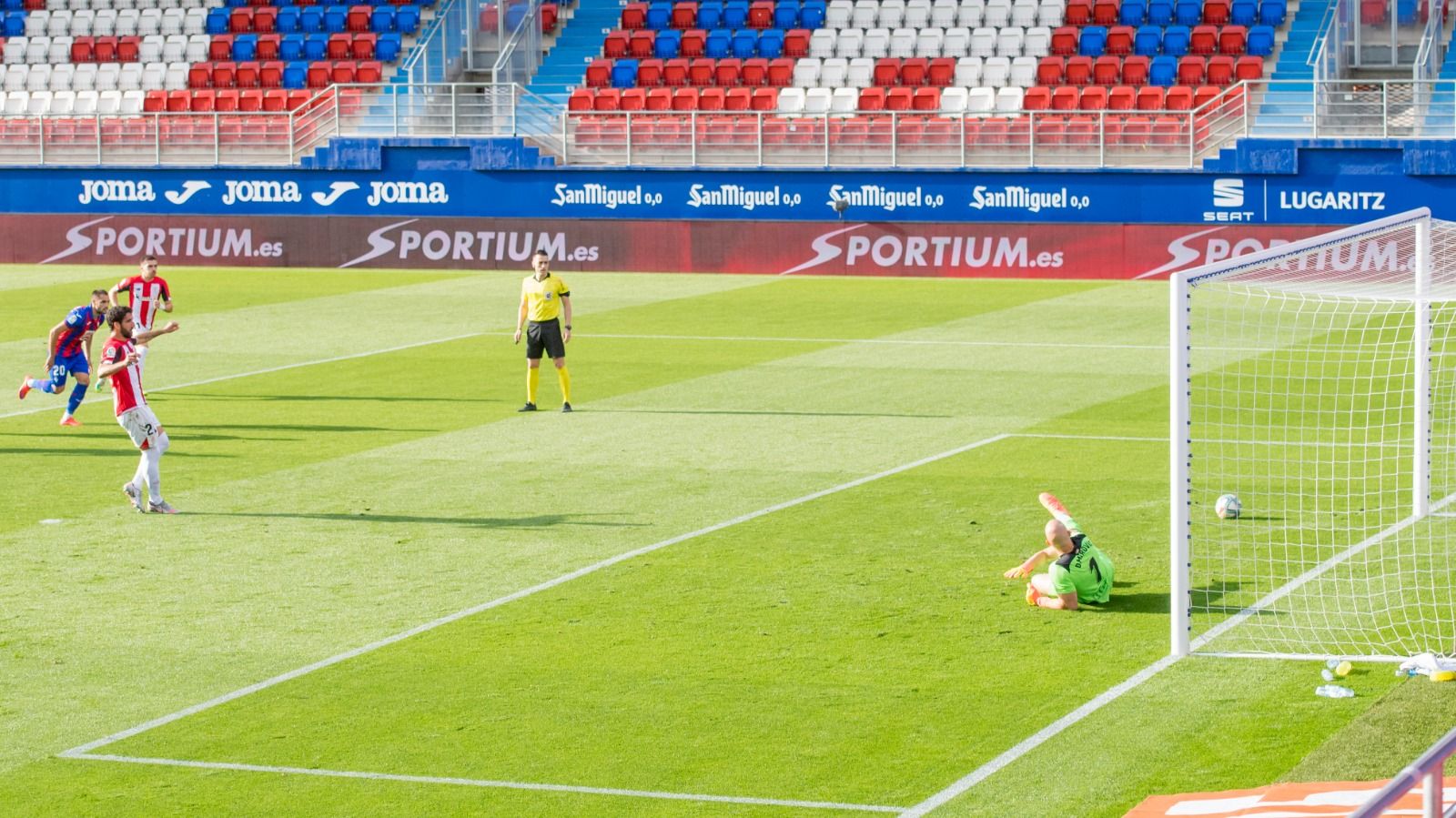 Penalti anotado por Raúl García ante el Eibar.