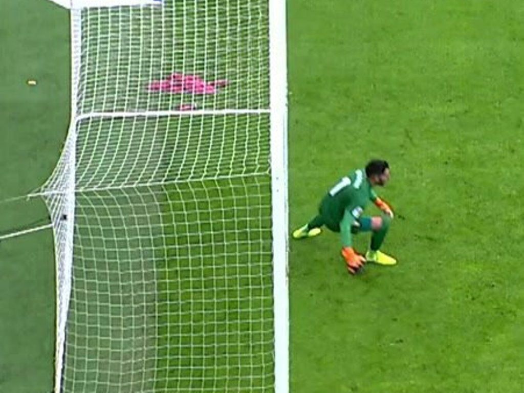  El portero Rui Silva tenía los dos pies fuera de la línea de gol en el primer penalti en San Mamés.