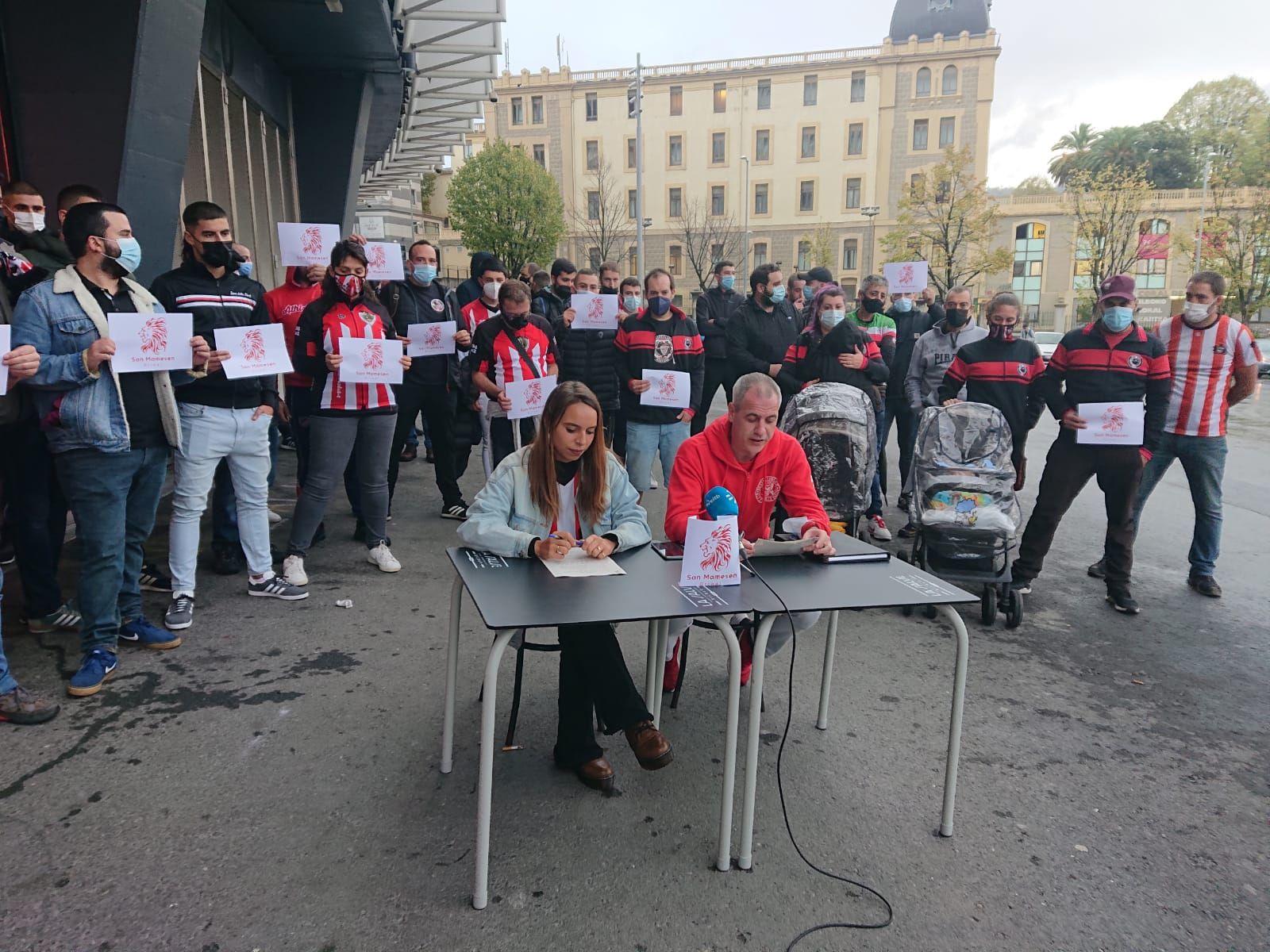 Presentación de la iniciativa de las Peñas del Athletic, con Alain Zaldua, ante el campo de San Mamés.