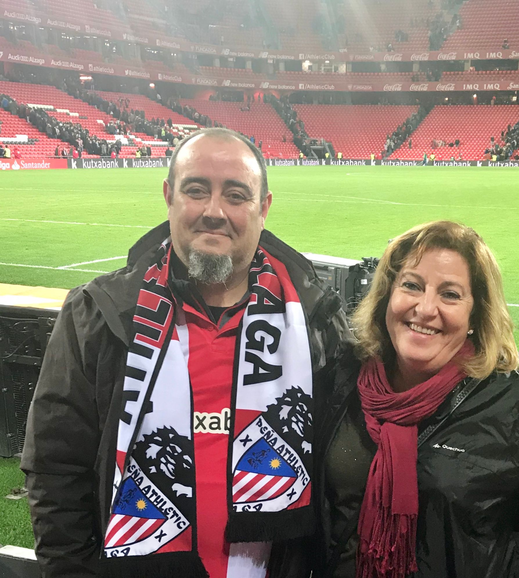  Pepe Sarría, peñista de Málaga, junto a Ana Aguilar en San Mamés viendo un partido del Athletic Club.