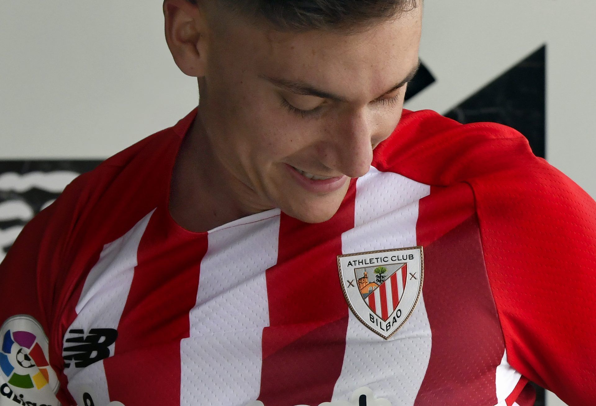  El lateral Álex Petxarroman se prueba su nueva camiseta.