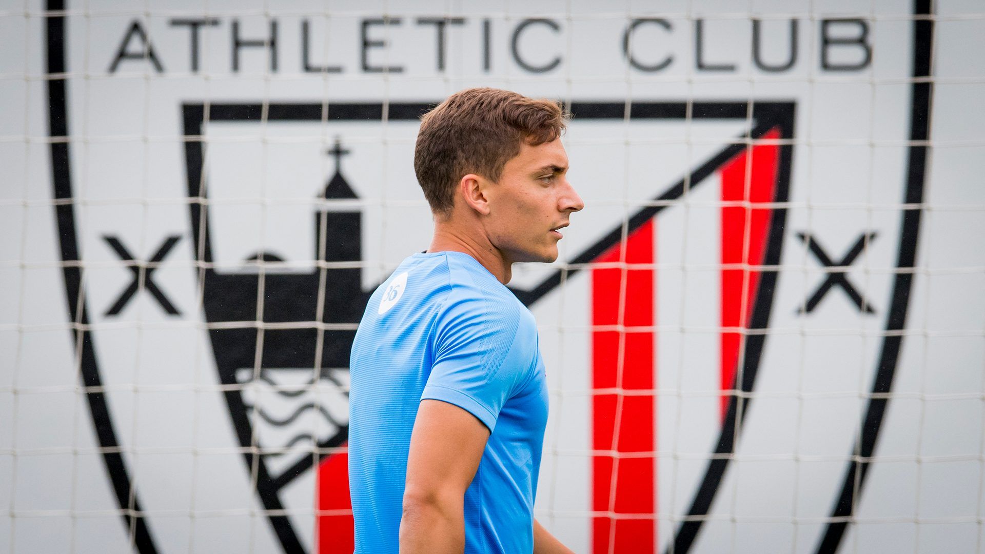  El defensa Álex Petxarroman entrenando en Lezama.