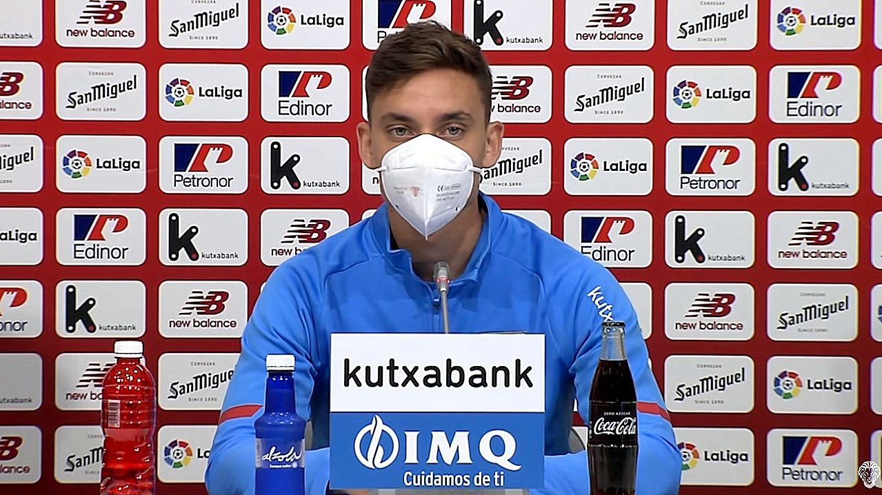  Alex Petxarroman atiende a la prensa este martes 13 de julio en Lezama.