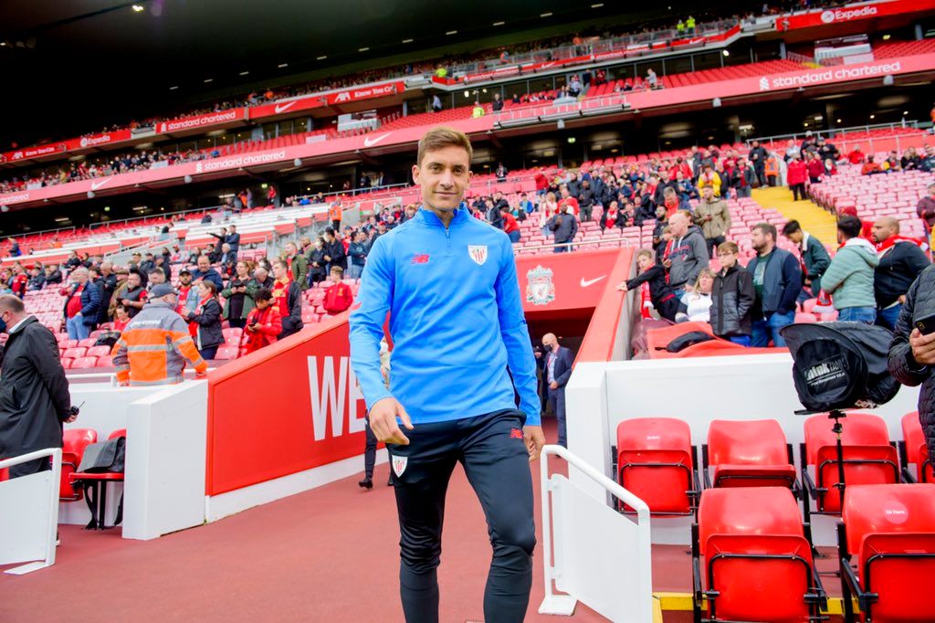  El lateral rojiblanco Álex Petxarroman en Anfield, Liverpool.