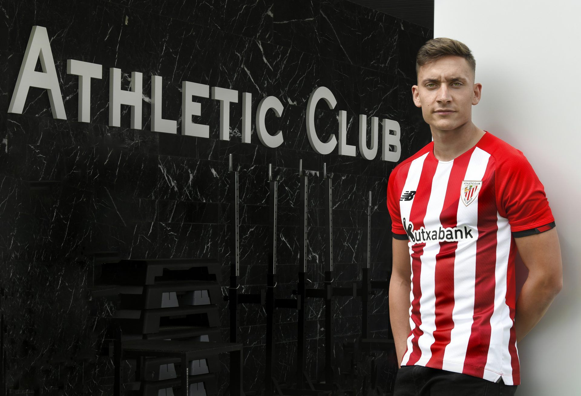  El lateral Álex Petxarroman ya es un León más.