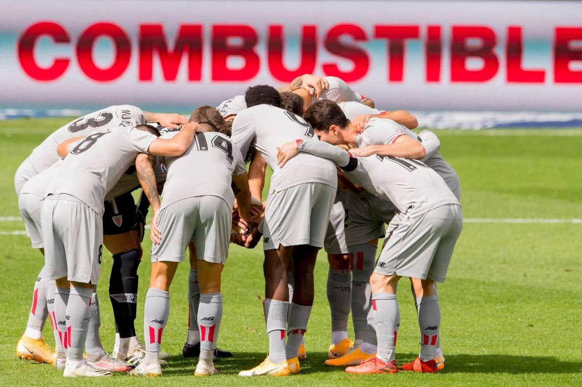 Piña del once del Athletic, con el 'pijama' gris, antes de arrancar un partido de esta temporada 2020/21.