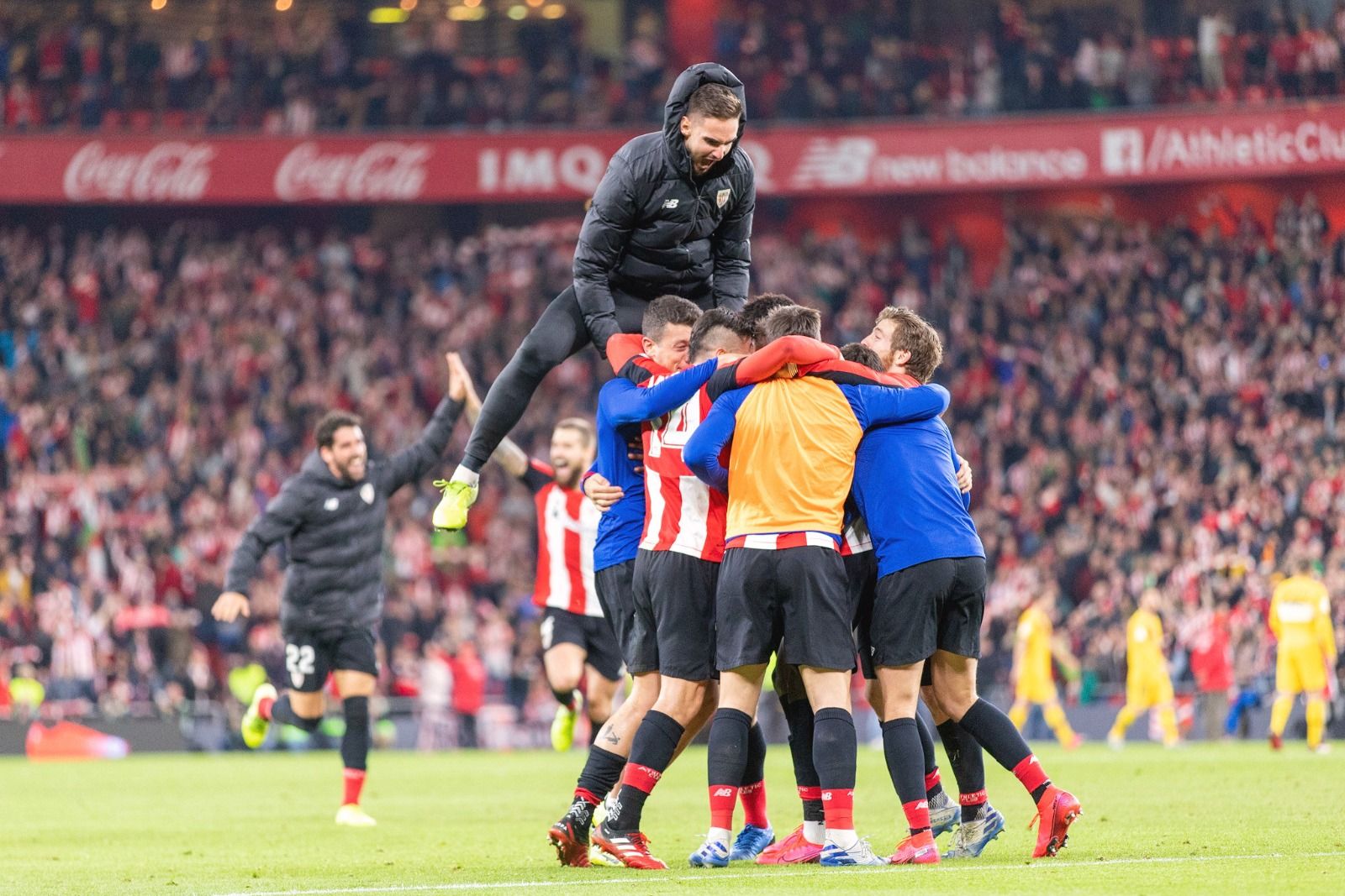 Los jugadores del Athletic celebran el pase a las semifinales tras eliminar al Barça.