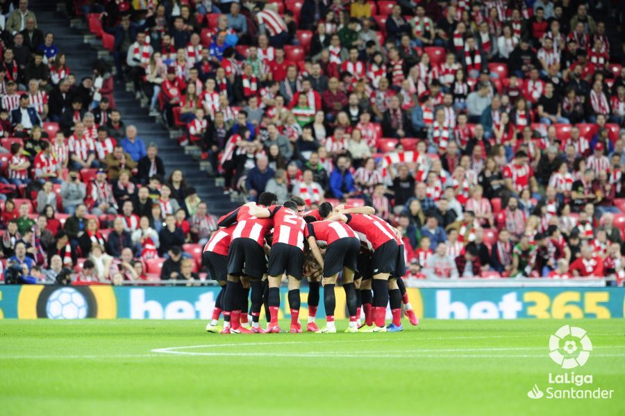  Los jugadores del Athletic hacen piña antes del partido ante Osasuna.
