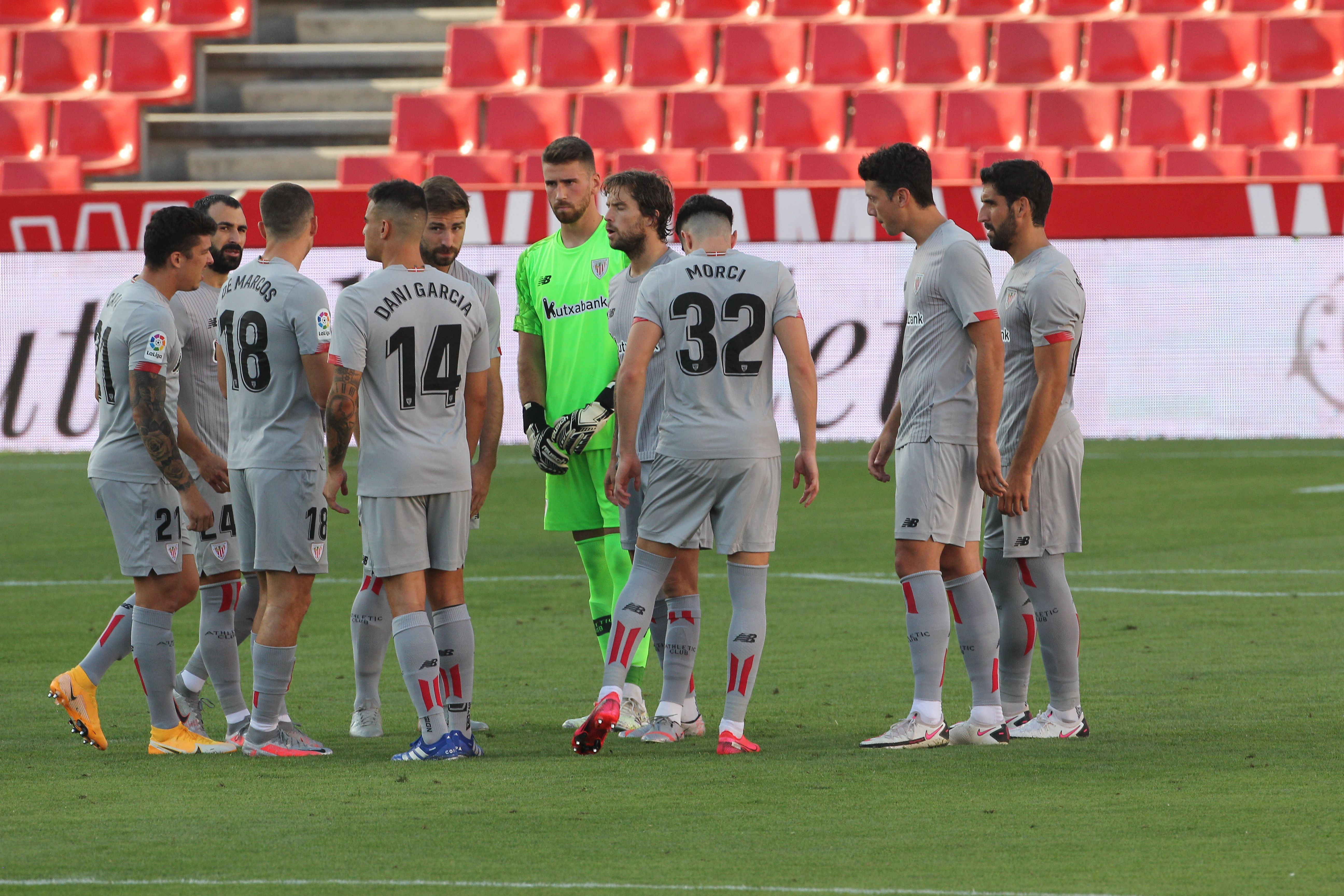 Iñigo Martínez arenga a la piña de leones en Granada.