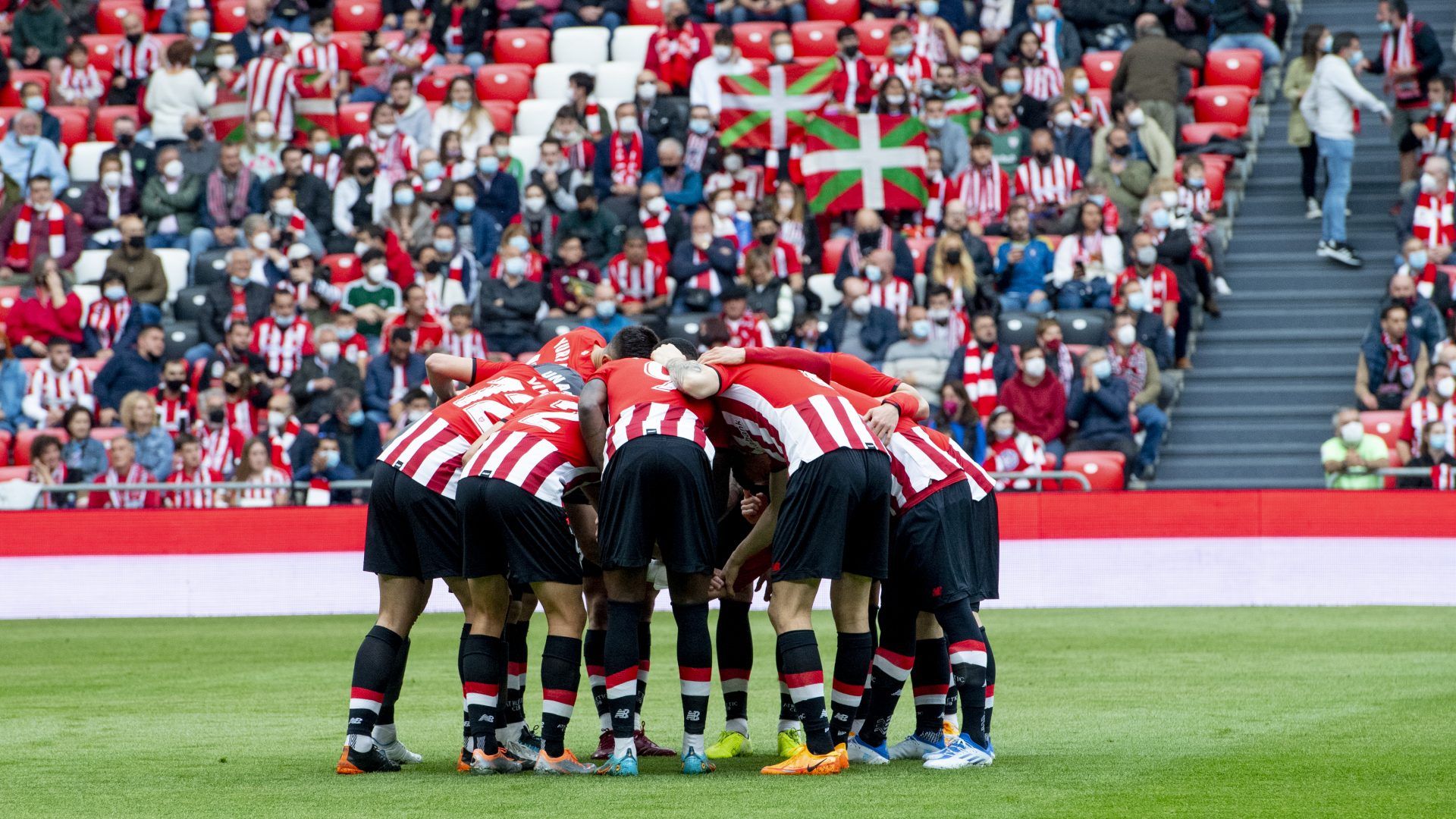 El once titular hace una piña antes de jugar en San Mamés ante el Celta de Vigo.