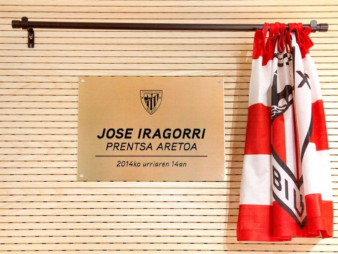 La placa dedicada a Jose Iragorri en la sala de prensa del campo de San Mamés.
