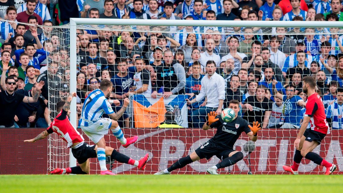  Portu remata sobre el marco de Unai Simón en el derbi.