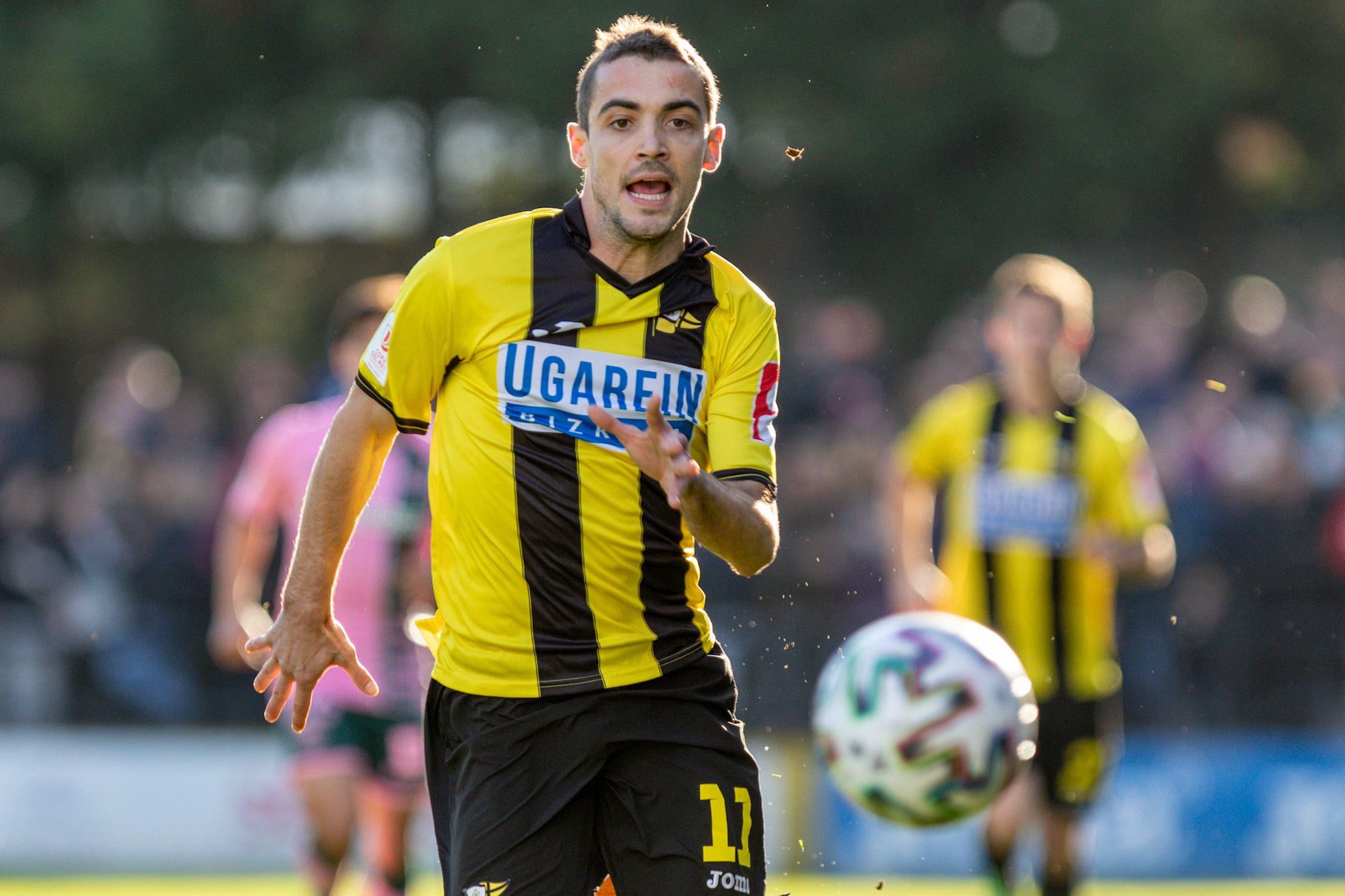 El jugador del Portu Diego Rozas se llevaba el balón ante el Real Betis en la Copa.