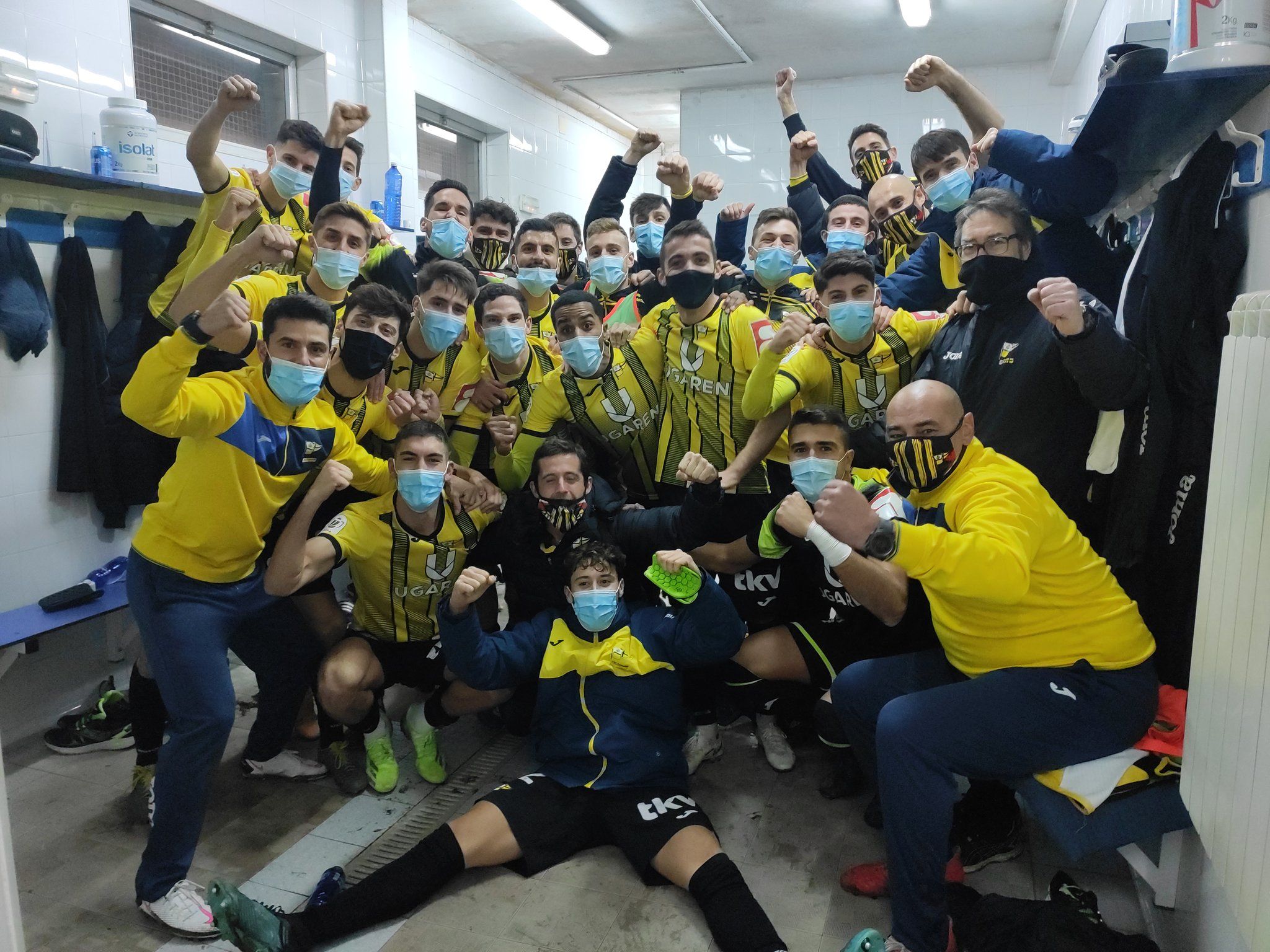  Los jugadores del Portugalete celebran el paso a la siguiente ronda.