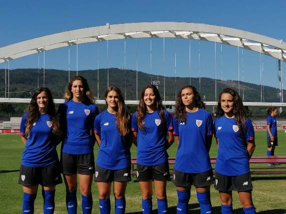 Las cinco jugadoras que suben del filial junto a la nueva portera rojiblanca Andrea de la Nava.