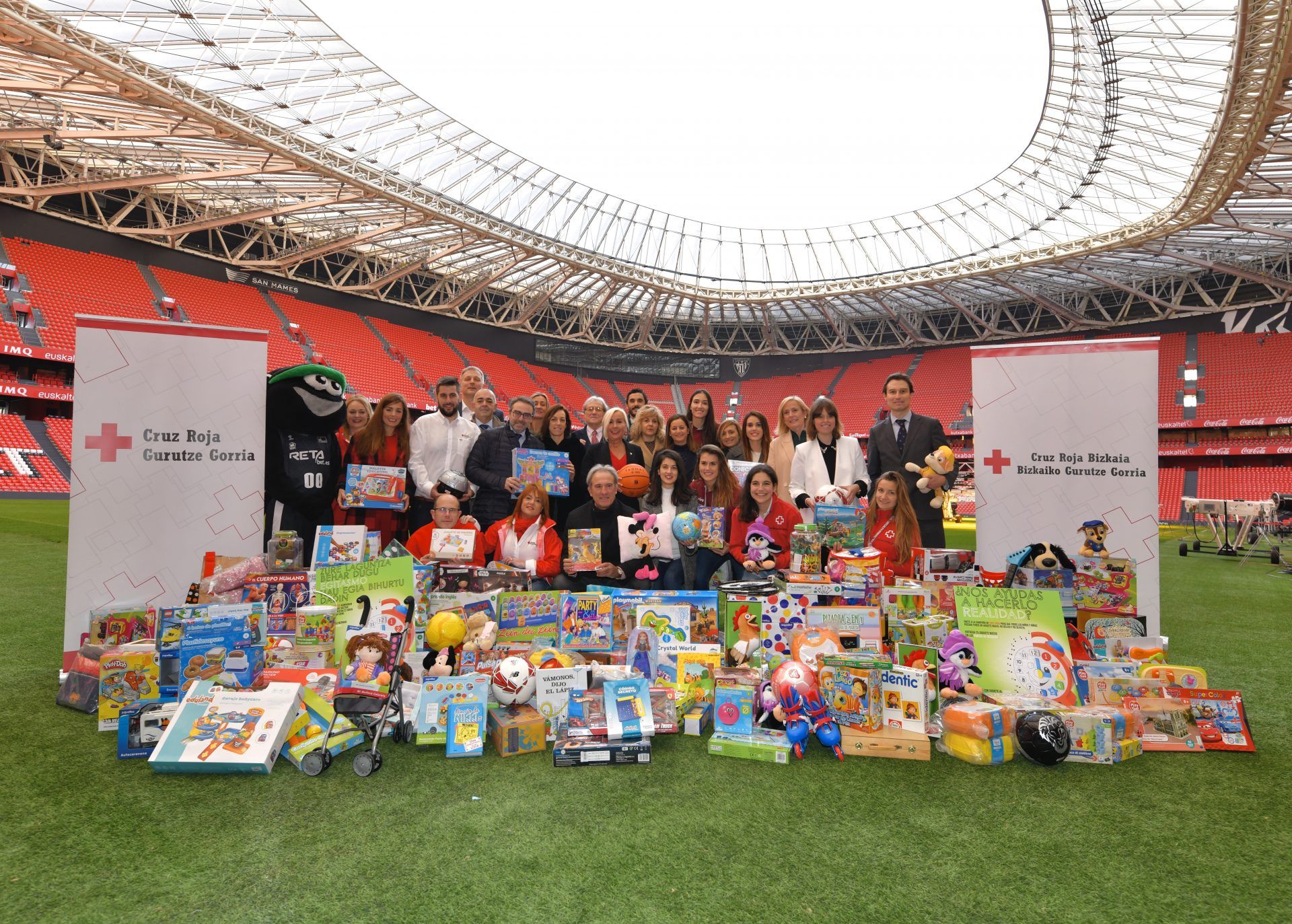  Foto de familia en la presentación de la campaña "Sus derechos en juego".