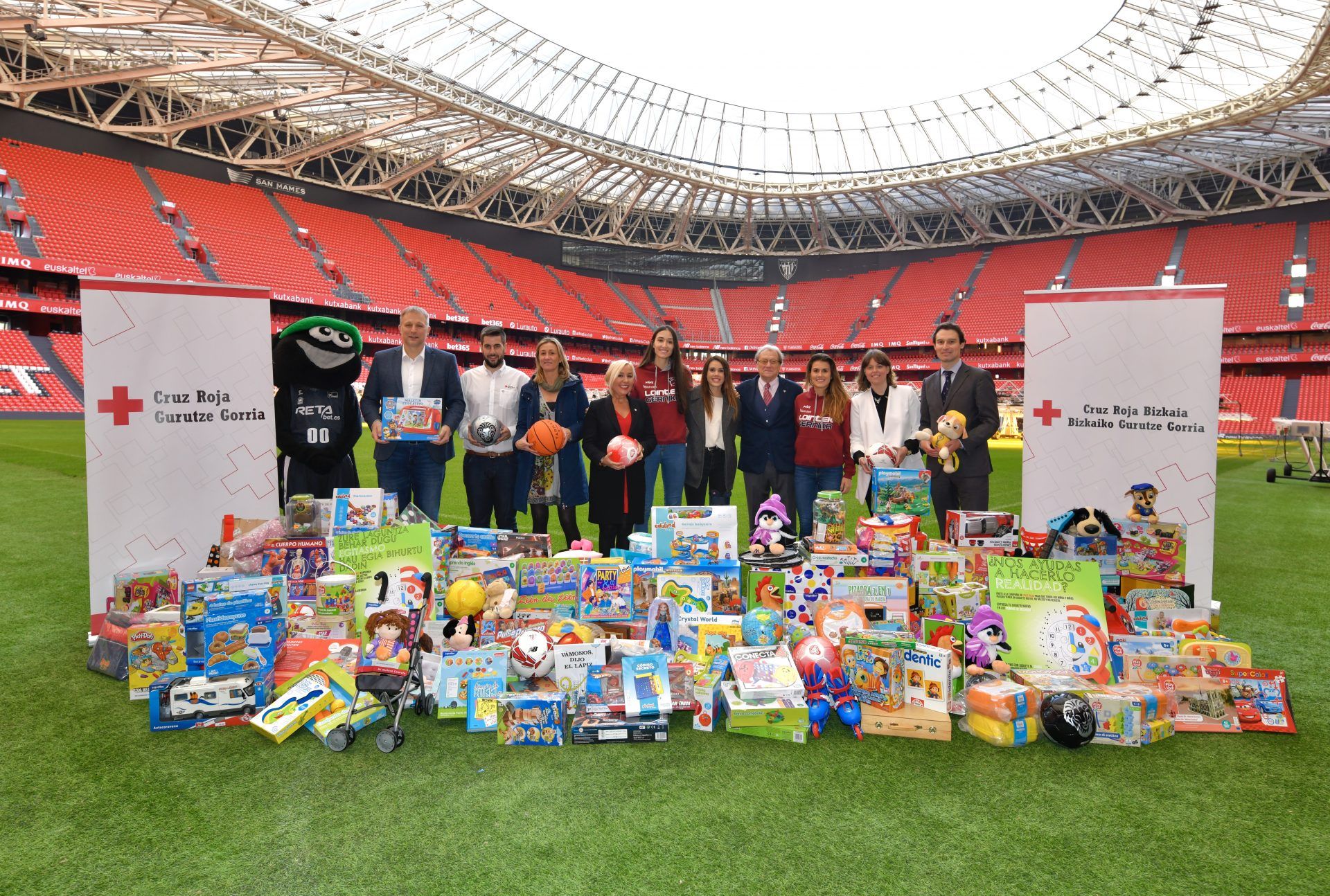  Los representantes del Athletic, Cruz Roja Bizkaia y Bilbao Basket posan en San Mamés.