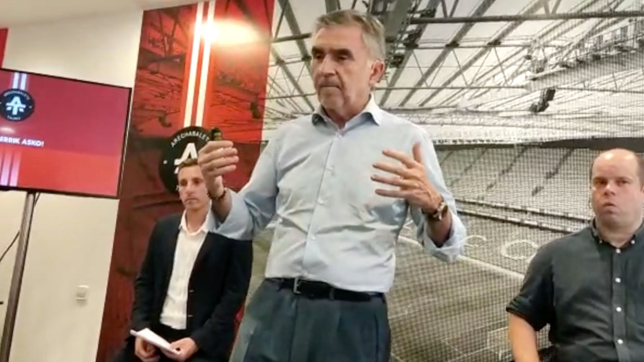 Schirmer y Basarrate escoltaron a Iñaki Arechabaleta en la presentación de su proyecto para el fútbol femenino.